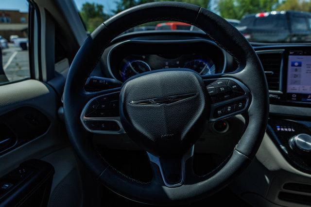 Photo of 2023 Silver Mist Clearcoat Chrysler Pacifica