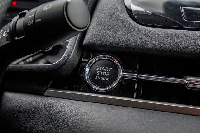 Photo of 2025 White Diamond Pearl Mitsubishi Outlander