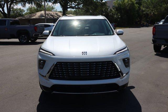 Photo of 2026 White Tri-Coat Buick Enclave