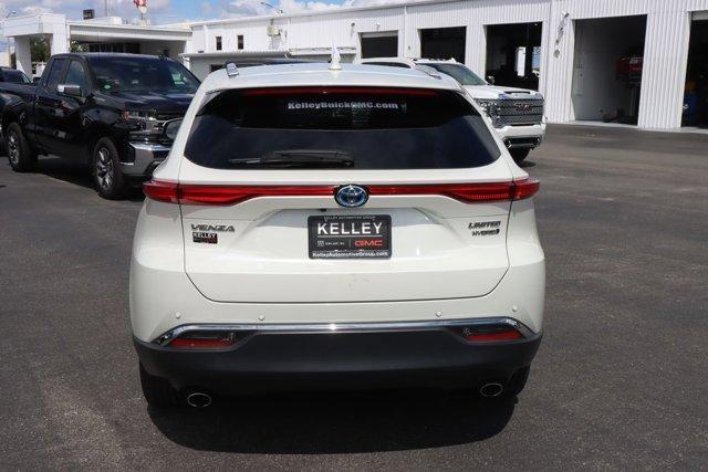 Photo of 2021 White Toyota Venza