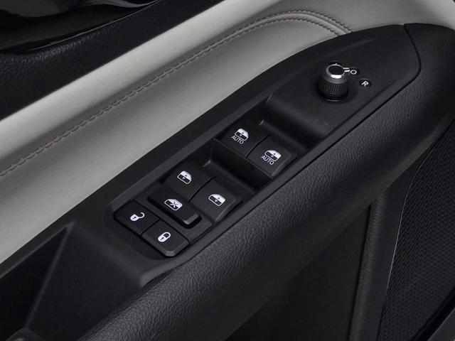 Photo of 2024 Bright White Clearcoat Jeep Compass