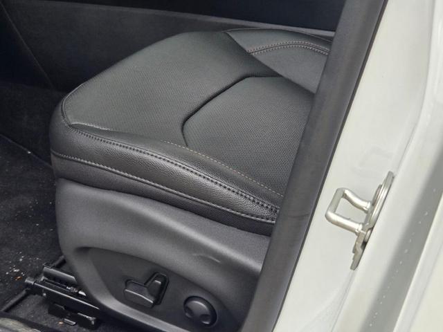 Photo of 2024 Bright White Clearcoat Jeep Compass