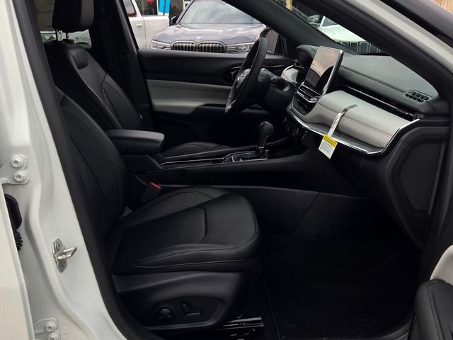 Photo of 2024 Bright White Clearcoat Jeep Compass
