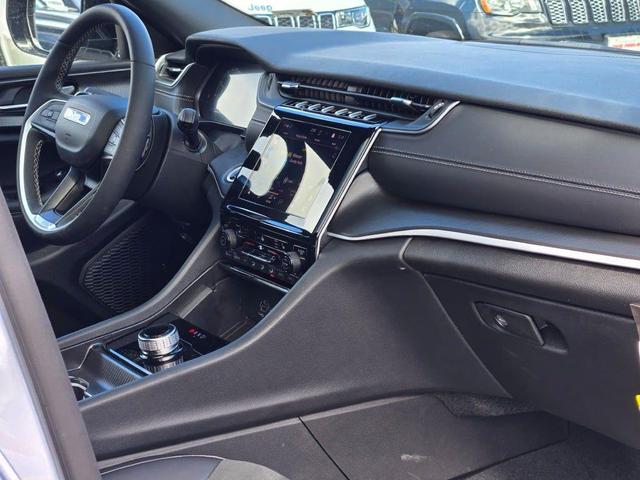 Photo of 2025 Silver Zynith Jeep Grand Cherokee L