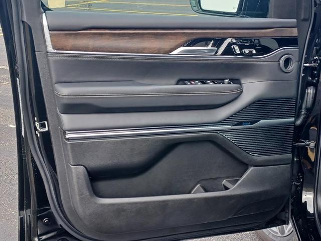 Photo of 2024 Diamond Black Crystal Pearlcoat Jeep Grand Wagoneer L
