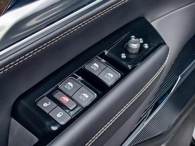 Photo of 2024 Diamond Black Crystal Pearlcoat Jeep Grand Wagoneer L