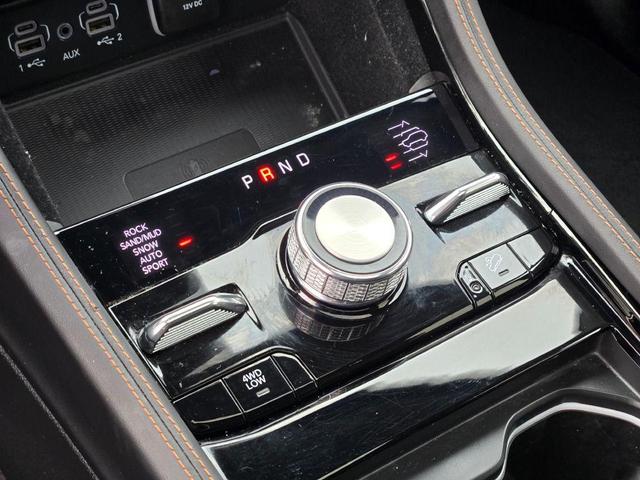 Photo of 2021 Diamond Black Crystal Pearlcoat Jeep Grand Cherokee L