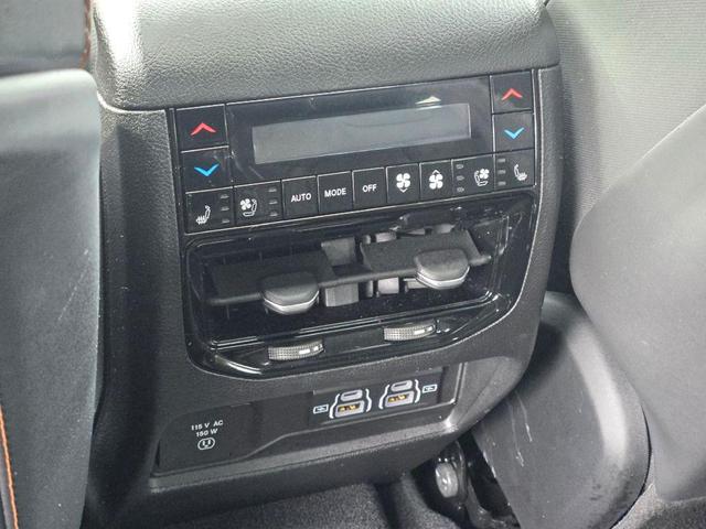 Photo of 2021 Diamond Black Crystal Pearlcoat Jeep Grand Cherokee L