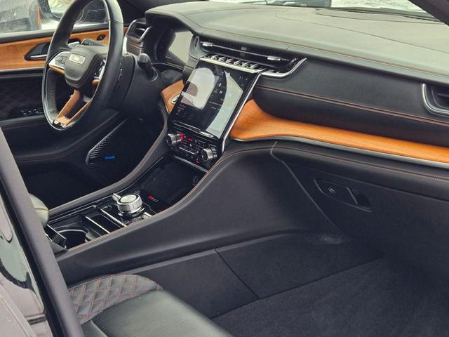 Photo of 2021 Diamond Black Crystal Pearlcoat Jeep Grand Cherokee L