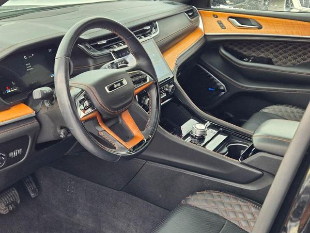 Photo of 2021 Diamond Black Crystal Pearlcoat Jeep Grand Cherokee L