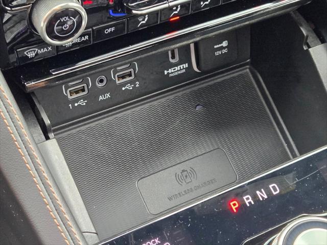 Photo of 2024 Diamond Black Crystal Pearlcoat Jeep Grand Cherokee L