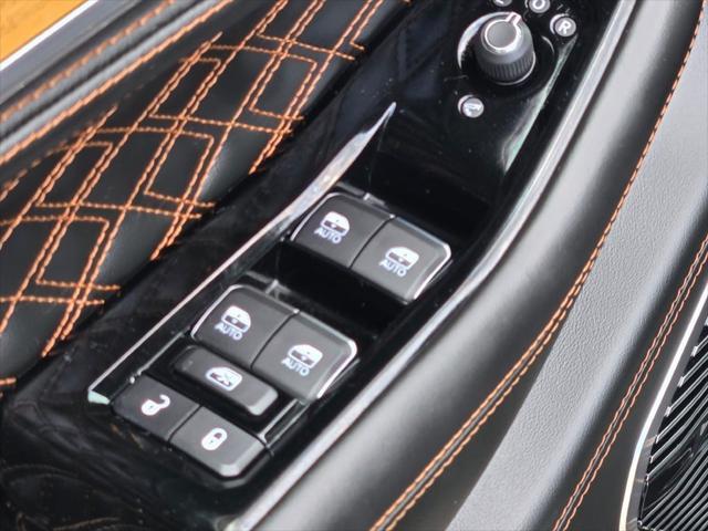 Photo of 2024 Diamond Black Crystal Pearlcoat Jeep Grand Cherokee L
