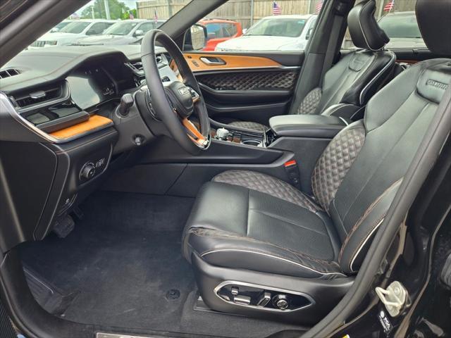 Photo of 2024 Diamond Black Crystal Pearlcoat Jeep Grand Cherokee L