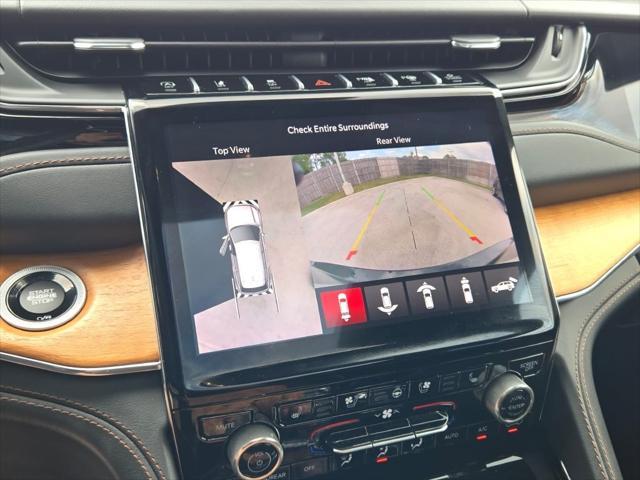 Photo of 2024 Diamond Black Crystal Pearlcoat Jeep Grand Cherokee L