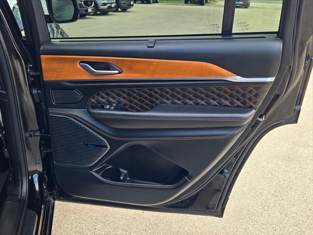 Photo of 2024 Diamond Black Crystal Pearlcoat Jeep Grand Cherokee L