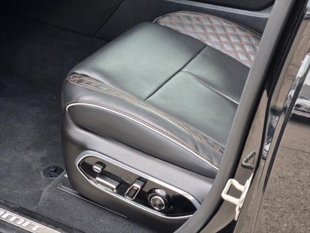 Photo of 2024 Diamond Black Crystal Pearlcoat Jeep Grand Cherokee L