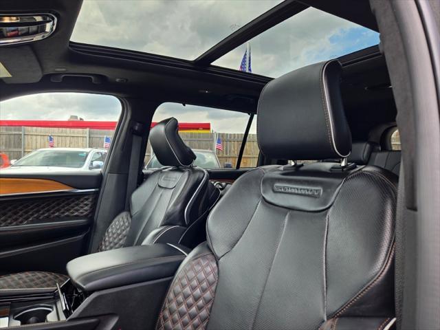 Photo of 2024 Diamond Black Crystal Pearlcoat Jeep Grand Cherokee L