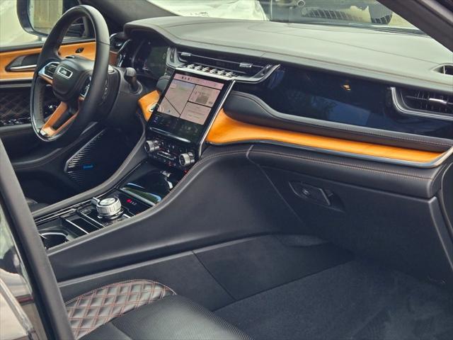 Photo of 2024 Diamond Black Crystal Pearlcoat Jeep Grand Cherokee L