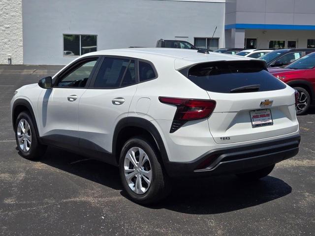 Photo of 2024 Summit White Chevrolet Trax