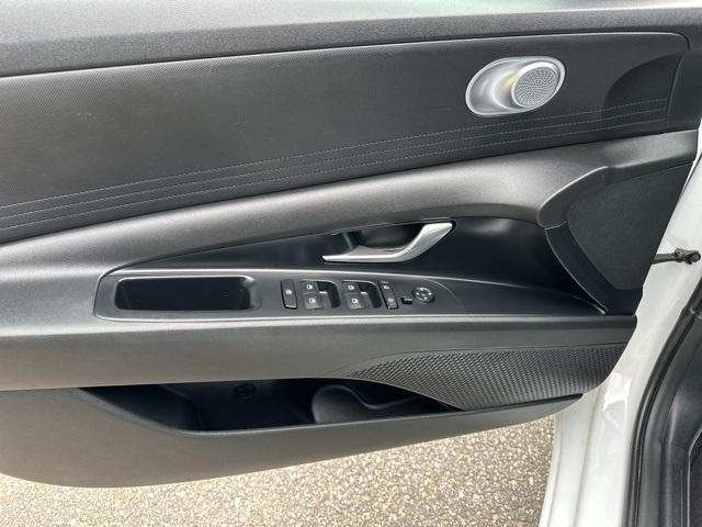 Photo of 2022 Quartz White Hyundai ELANTRA