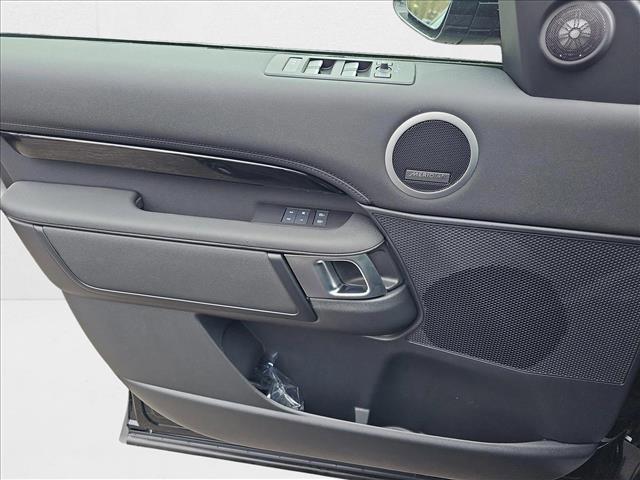 Photo of 2025 Santorini Black Metallic Land Rover Discovery