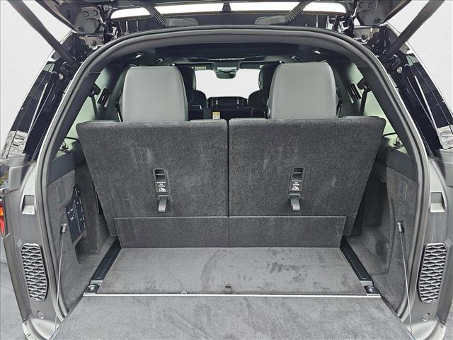 Photo of 2025 Santorini Black Metallic Land Rover Discovery