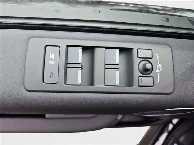 Photo of 2025 Santorini Black Metallic Land Rover Discovery