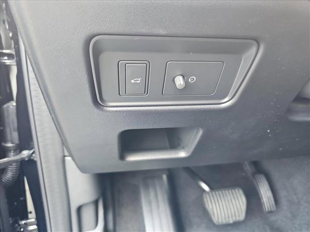 Photo of 2025 Santorini Black Metallic Land Rover Discovery