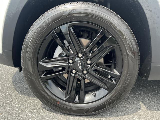 Photo of 2025 Summit White Chevrolet Trax