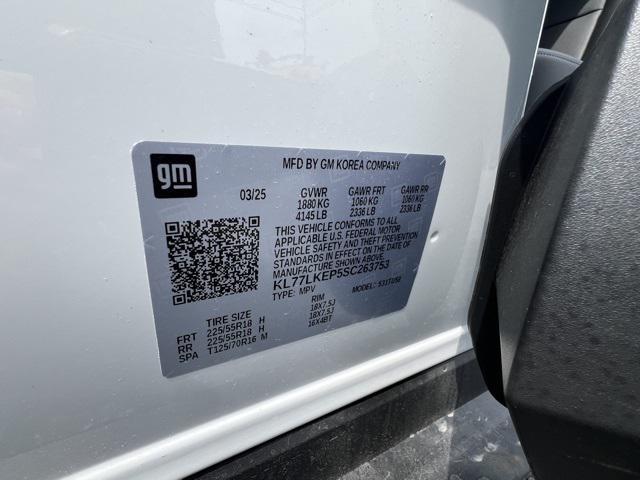 Photo of 2025 Summit White Chevrolet Trax