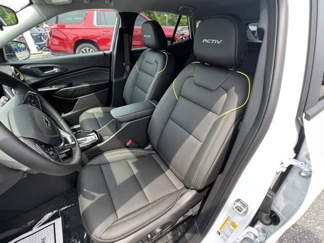 Photo of 2025 Summit White Chevrolet Trax