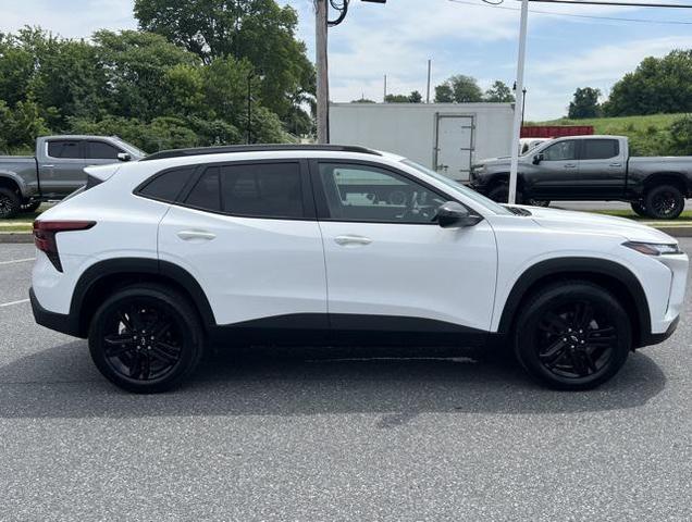 Photo of 2025 Summit White Chevrolet Trax