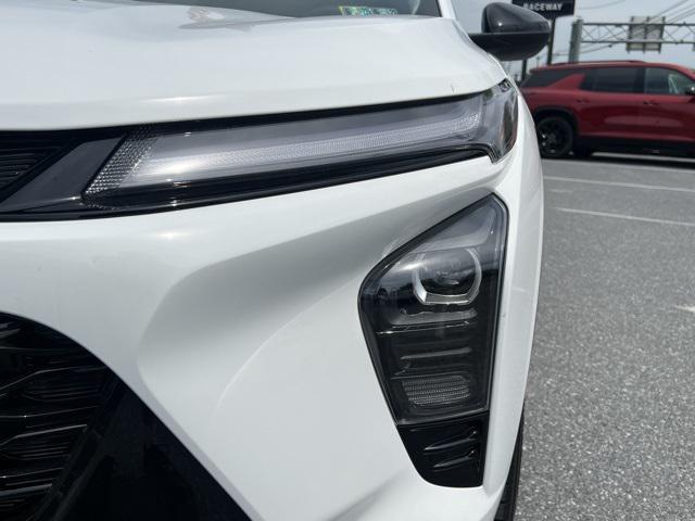 Photo of 2025 Summit White Chevrolet Trax