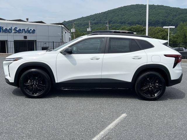 Photo of 2025 Summit White Chevrolet Trax