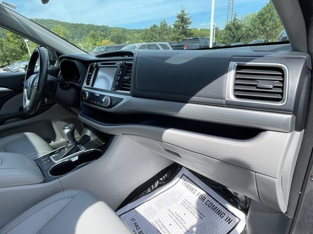 Photo of 2014 Predawn Gray Mica Toyota Highlander