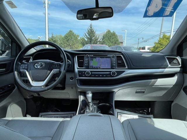 Photo of 2014 Predawn Gray Mica Toyota Highlander