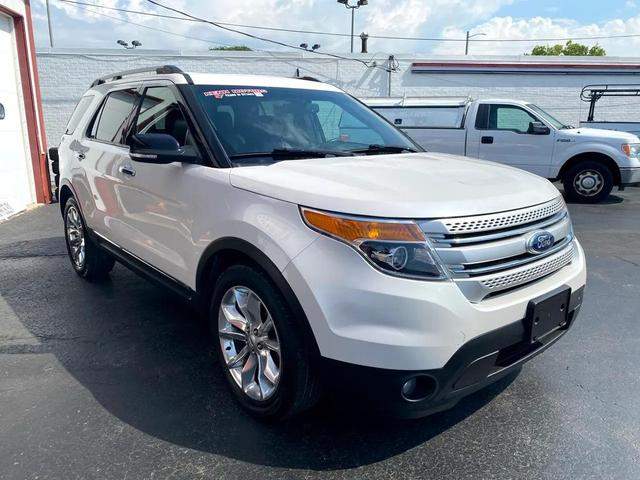 Photo of 2015 White Ford Explorer