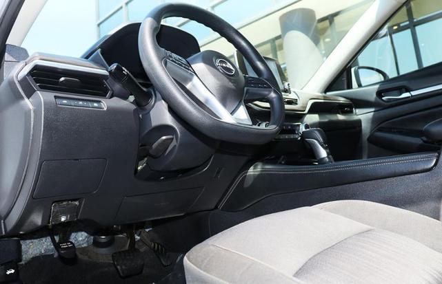 Photo of 2023 Brilliant Silver Metallic Nissan Altima
