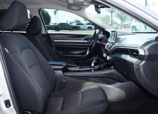 Photo of 2023 Brilliant Silver Metallic Nissan Altima