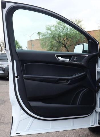 Photo of 2021 Oxford White Ford Edge