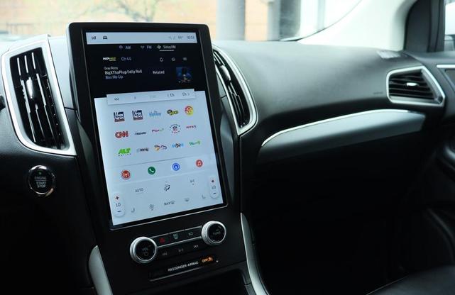 Photo of 2021 Oxford White Ford Edge