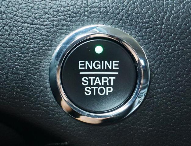 Photo of 2021 Oxford White Ford Edge