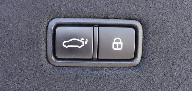 Photo of 2018 Casablanca White Genesis G90