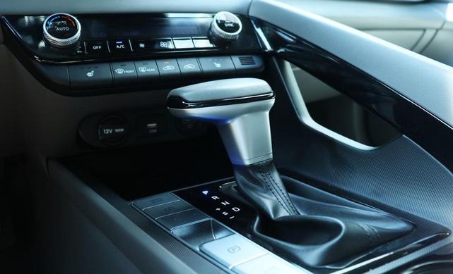 Photo of 2023 Onyx Black Hyundai ELANTRA