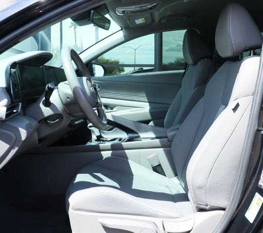 Photo of 2023 Onyx Black Hyundai ELANTRA