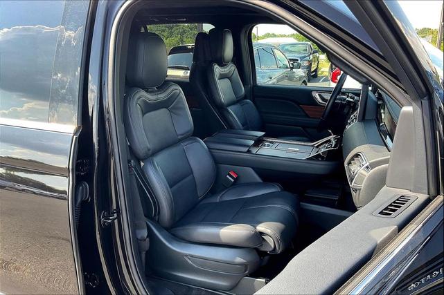 Photo of 2024 Black Metallic Lincoln Navigator
