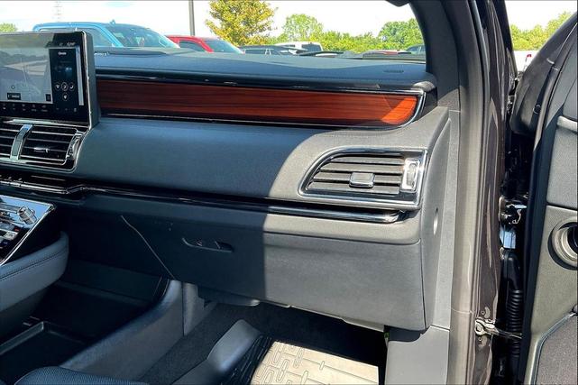 Photo of 2024 Black Metallic Lincoln Navigator