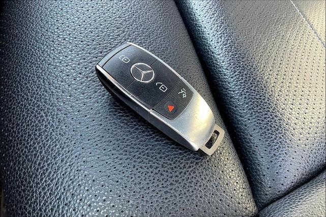 Photo of 2022 Black Mercedes-Benz GLC 300