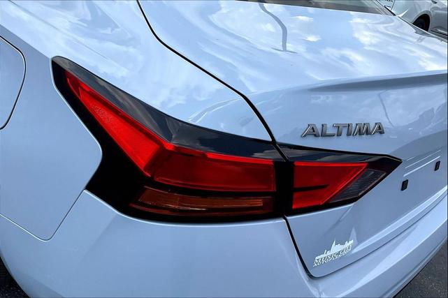 Photo of 2023 Gray Sky Pearl Nissan Altima