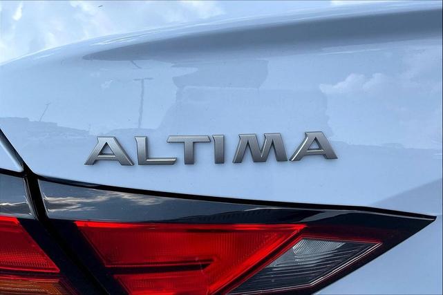 Photo of 2023 Gray Sky Pearl Nissan Altima